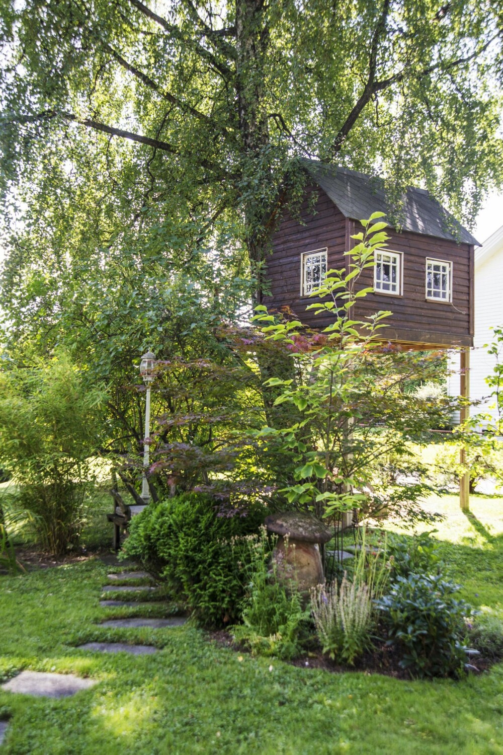 FAVORITTEN: Cathrines mann Alex har tegnet og bygget trehytta alene, det tok to somre. Hytta har todelt dør og en liten terrasse. Her er det plass til tre personer liggende, så det er mulig å overnatte. Et drømmested for barna! Vinduene fant Alex hos Gamle trehus, gamletrehus.com. FAVORITTEN: Cathrines mann Alex har tegnet og bygget trehytta alene, det tok to somre. Hytta har todelt dør og en liten terrasse. Her er det plass til tre personer liggende, så det er mulig å overnatte. Et drømmested for barna! Vinduene fant Alex hos Gamle trehus, gamletrehus.com.