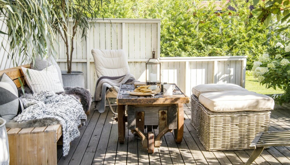 RUSTIKKE KONTRASTER:. Mengder med myke tekstiler, grønne planter og røffe materialer preger Cathrine Borges terrasse. Sittebenken består av tre teakstoler som er satt sammen, de kan også stå hver for seg. Stolen med trekk er alles favoritt, her er det førstemann
til mølla. Piltrærne på hver side av benken er kunstige. Krakkene av kurv med myke sitteputer er også med på å skape et avslappet uttrykk. Alt fra Bolina. Styling: Kirsten Visdal. RUSTIKKE KONTRASTER:. Mengder med myke tekstiler, grønne planter og røffe materialer preger Cathrine Borges terrasse. Sittebenken består av tre teakstoler som er satt sammen, de kan også stå hver for seg. Stolen med trekk er alles favoritt, her er det førstemann
til mølla. Piltrærne på hver side av benken er kunstige. Krakkene av kurv med myke sitteputer er også med på å skape et avslappet uttrykk. Alt fra Bolina. Styling: Kirsten Visdal.