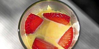 SOMMERMENY: Smaken av sommer får du med jordbær, rabarbra og sabayonne. 