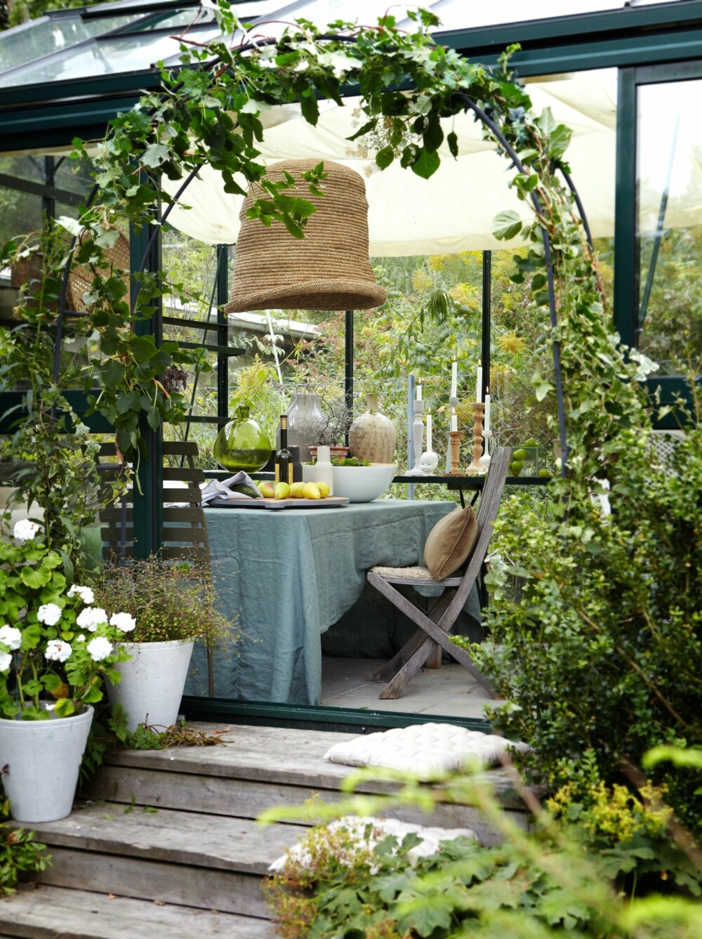BLOMSTERTIPS: Frodig klatrehortensia pryder espalieret ved inngangen til lysthuset. Hvite krukker, kr 269 pr. stk., Olsens Enke. Klappstol lent mot vegg, Bistro fra Fermob, kr 690, Blåmann Møbler. Lampeskjerm i kurv, kr 1298, Verket Interiør. Linduk, produsent Himla, kr 1499, Bolina. For et lignende type drivhus, sjekk paviljongnorge.no eller gartnerteknikk.no. Styling: Steen & Aiesh og Juni Hjartholm. BLOMSTERTIPS: Frodig klatrehortensia pryder espalieret ved inngangen til lysthuset. Hvite krukker, kr 269 pr. stk., Olsens Enke. Klappstol lent mot vegg, Bistro fra Fermob, kr 690, Blåmann Møbler. Lampeskjerm i kurv, kr 1298, Verket Interiør. Linduk, produsent Himla, kr 1499, Bolina. For et lignende type drivhus, sjekk paviljongnorge.no eller gartnerteknikk.no. Styling: Steen & Aiesh og Juni Hjartholm.