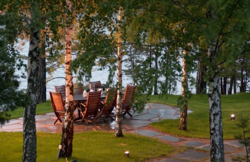 RETT FOKUS: De lyse bjørkestammene reflekterer lyset og gir uteplassen en lun atmosfære.