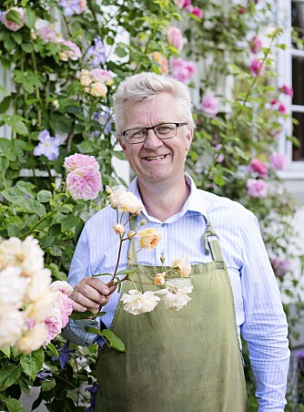 GURU: Hagefolk har ofte et svært langt liv, for de har alltid noe å se fram til, sier Claus Dalby.
Mannen som er blitt nordiske hageelskeres guru gjennom sine mange, inspirerende hagebøker viser fram sin egen drømmehage. - Om dagen, mens jeg fotografer, møter jeg så mange søte mennesker. Om kvelden er det fint å sette seg i ro på hotellet og blogge, på clausdalby.dk. GURU: Hagefolk har ofte et svært langt liv, for de har alltid noe å se fram til, sier Claus Dalby.
Mannen som er blitt nordiske hageelskeres guru gjennom sine mange, inspirerende hagebøker viser fram sin egen drømmehage. - Om dagen, mens jeg fotografer, møter jeg så mange søte mennesker. Om kvelden er det fint å sette seg i ro på hotellet og blogge, på clausdalby.dk.