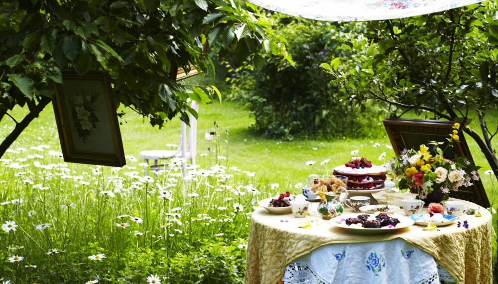 KAKEBORD: Dekk kakebord i hagen og inviter naboer, venner eller familie til en uhøytidelig sammenkomst. Bruk pledd, gardiner eller gamle laken som duk og himmel, lag vafler, muffins eller annet enkelt, og pynt med en gedigen blomsterbukett.