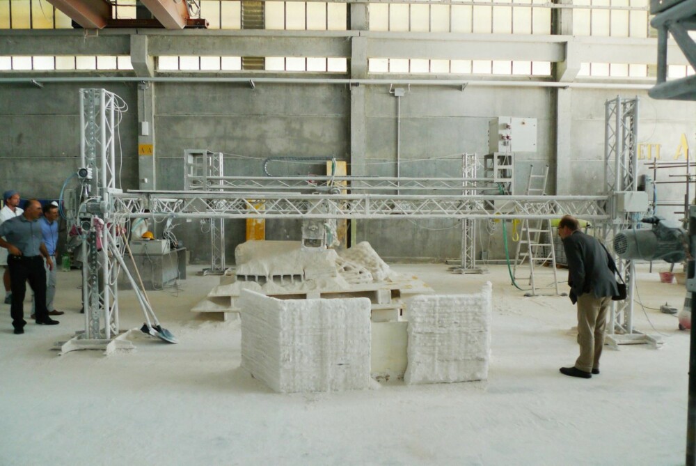 MODUL: Denne materialblokken veier 1,5 tonn, og er produsert av simulert månestein som har gått gjennom en 3D-printer. MODUL: Denne materialblokken veier 1,5 tonn, og er produsert av simulert månestein som har gått gjennom en 3D-printer.