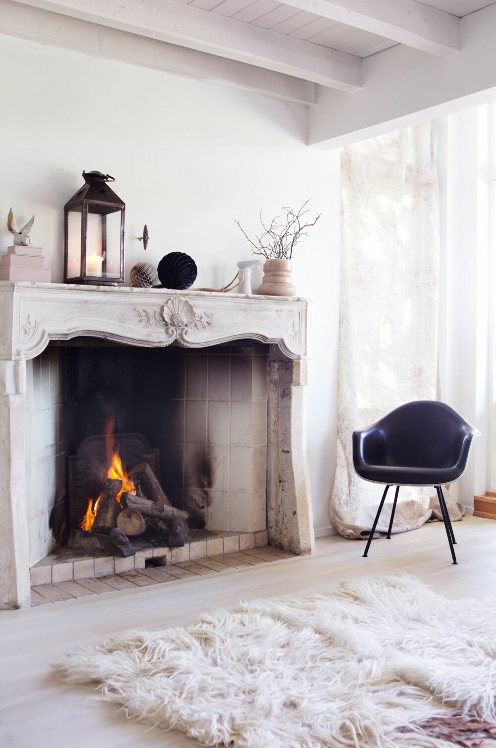 FRANSK STIL: Interiørstylist Tone Kroken har valgt et stort ildsted med vakre ornamenter. FRANSK STIL: Interiørstylist Tone Kroken har valgt et stort ildsted med vakre ornamenter.