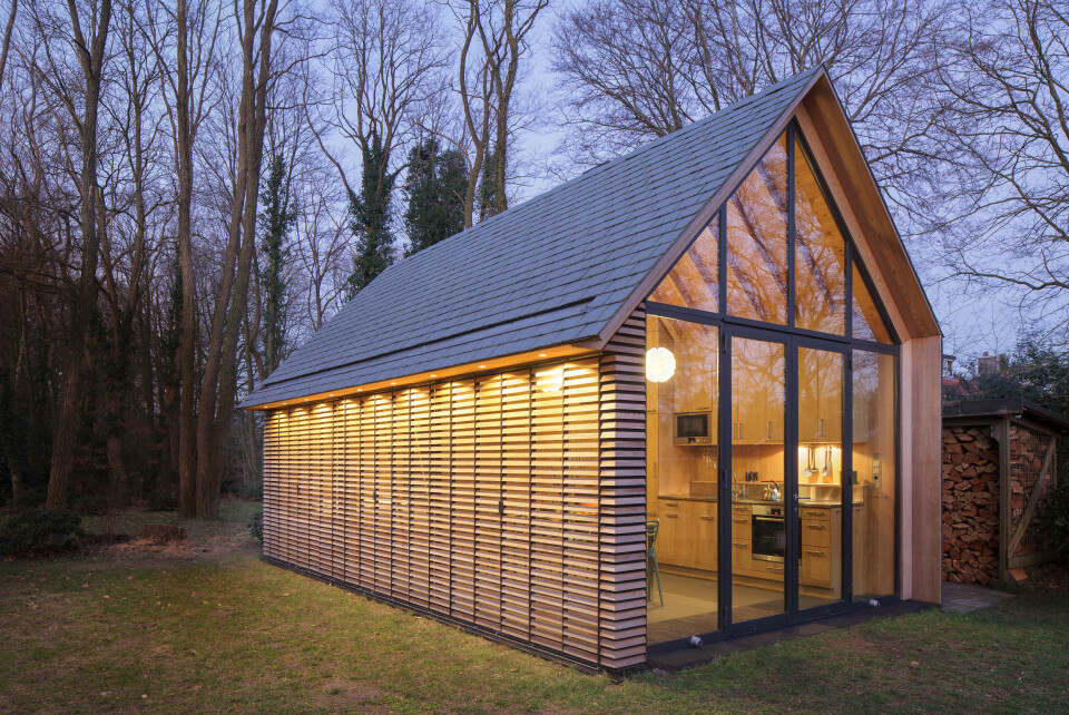 STRAM DESIGN: Husets stramme, rektangulære form kommer tydelig frem i skumringen.