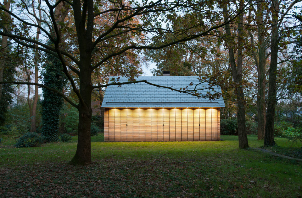 SKULPTUR:  I skumringen, med slåene skjøvet for og de innbygde lysene i takutspringet påslått, får huset et skulpturelt uttrykk.