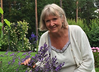 SPISER UGRESS: Grethe Nordhelle, forfatter av boken «Hagepsykologi. Naturens harmoniserende kraft». 