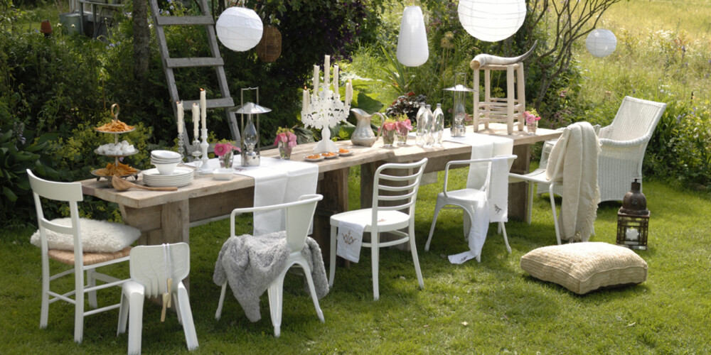 VELKOMMEN: Koselig bord i hagen.