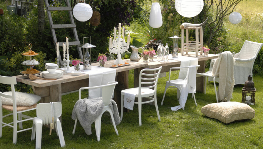VELKOMMEN: Koselig bord i hagen.