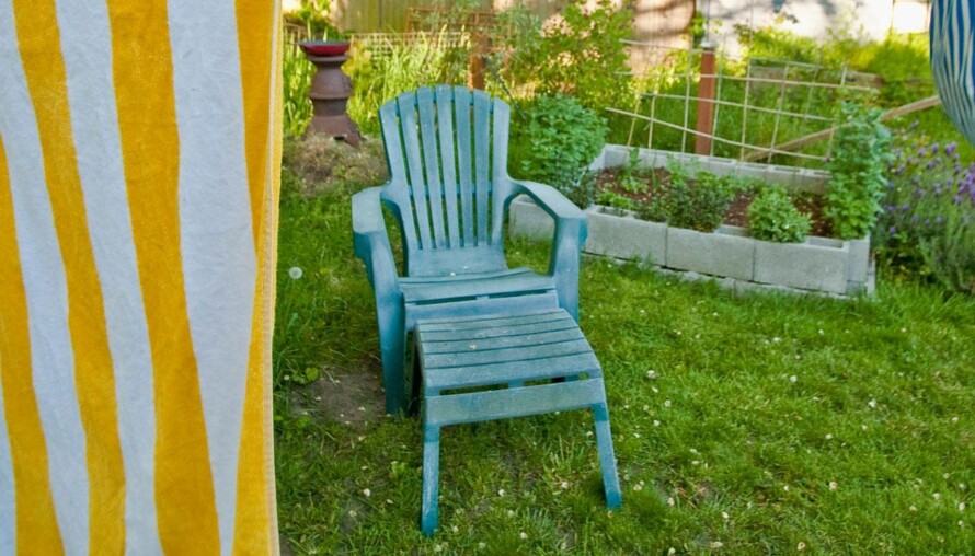 UJEVNT: For lite luft og for mye tråkking kan føre til en ujevn plen, som på bildet over. En løsning kan være tråkkheller.