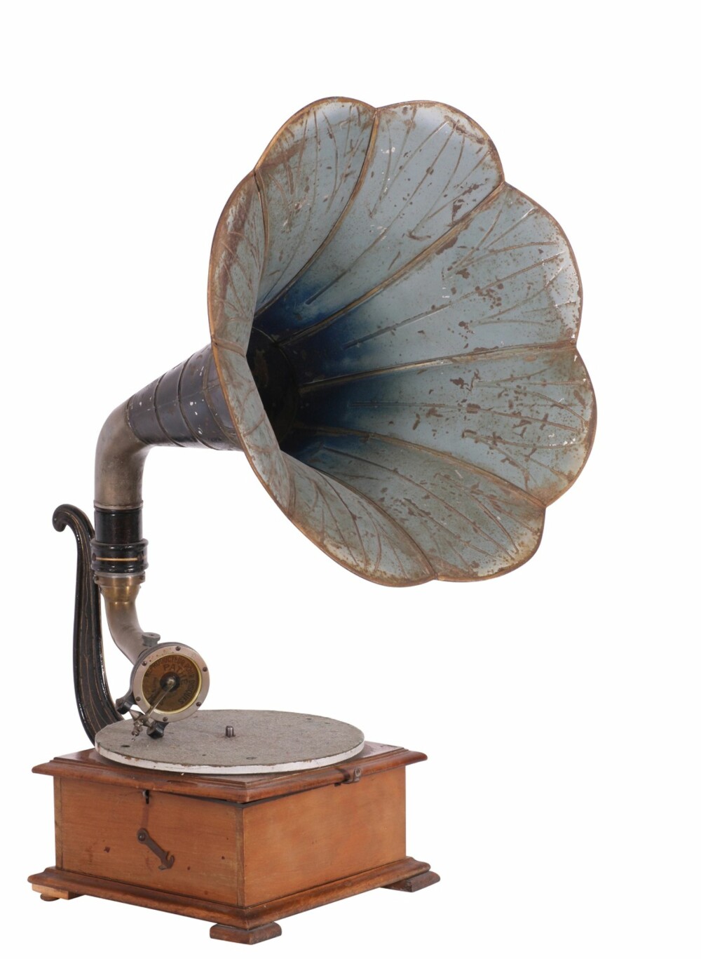 VERDIFULL: Pathèfon med horn i lakkert jernblikk, kasse i mahogni, fra tidlig 1900-tallet ble solgt for 1600 kroner på auksjon. Hvordan den brukes, er uvisst.