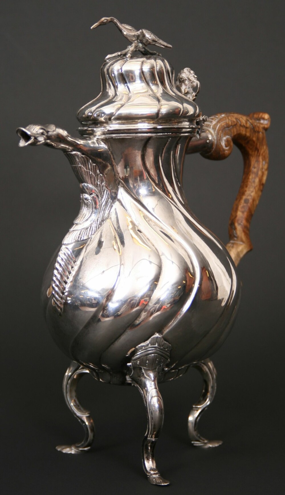 KAFFEKANNE: Denne kaffekanne i sølv, mesterstemplet Sten Wirtmani Brygman (virksom Bergen fra 1748) ble solgt for 270 000 kroner på auksjon.
