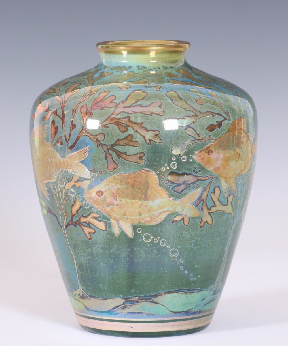 VASE: Denne vasen med såkalt lusterdekor fra England ble vurdert til å være verdet 1200 kroner, men gikk for 5500 kroner på auksjon.