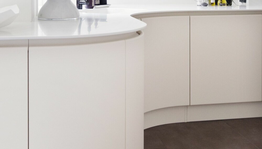ROMSKIP: Benkeplaten er spesialskåret i Corian og innredningen er fra Pedini. ROMSKIP: Benkeplaten er spesialskåret i Corian og innredningen er fra Pedini.