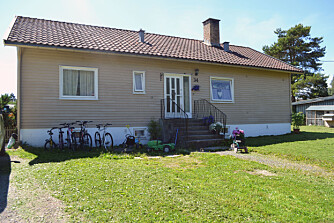 FØR: Slik så huset til familien Hagen ut før de malte det. Det hadde da sett slik ut siden de kjøpte det. FØR: Slik så huset til familien Hagen ut før de malte det. Det hadde da sett slik ut siden de kjøpte det.