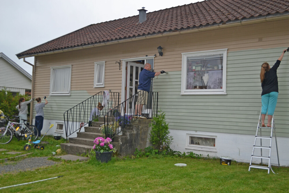 TIL VERKS: Her er datteren Silje (t.h.), Dan Richard (i midten) og tre familievenner i gang med å male huset i den grønne fargen familien valgte til slutt. TIL VERKS: Her er datteren Silje (t.h.), Dan Richard (i midten) og tre familievenner i gang med å male huset i den grønne fargen familien valgte til slutt.