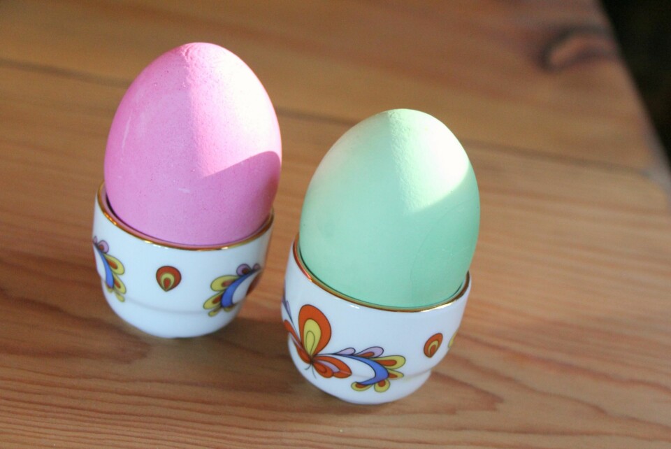 FARGEDE EGG: Ha konditorfarge i vannet når du koker egg til frokost. da får eggene en morsom påskefarge.