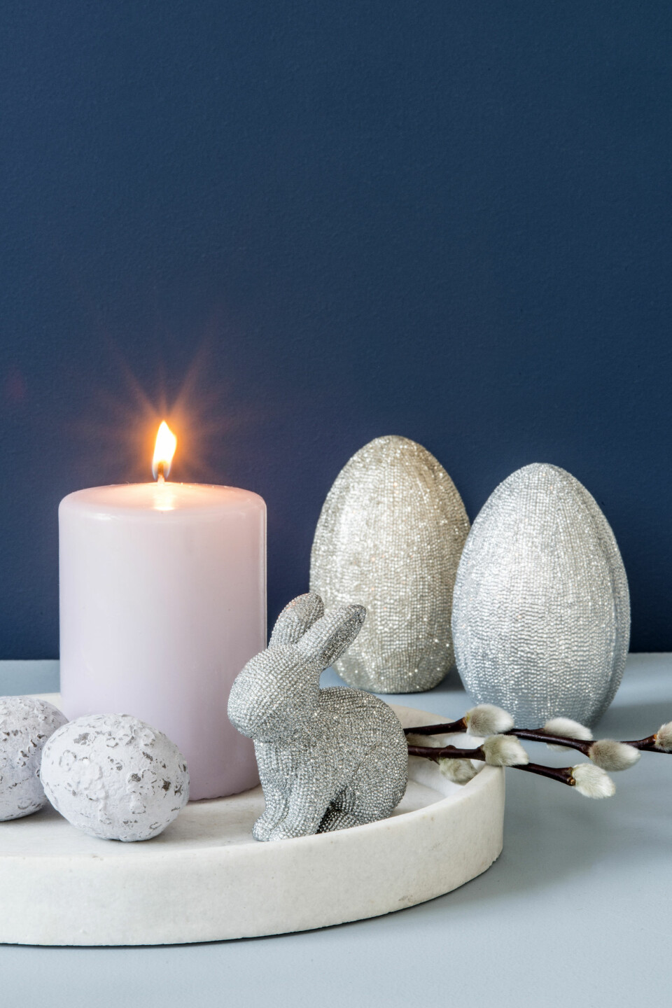 SØLVHARE: Påskeharen hadde sølvpels i år. I alle fall den vi fant hos Nille.