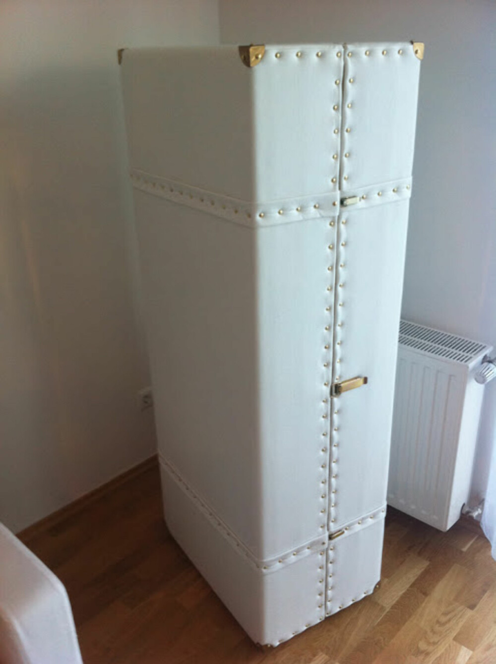 SAMMENLEGGBAR BAR: To vanlige bokhyller, kuttet til 150 cm høyde, montert sammen, med hyller for glassene. Utenpå: Et lag med vatt, så skinn og nagler, samt hjul under. SAMMENLEGGBAR BAR: To vanlige bokhyller, kuttet til 150 cm høyde, montert sammen, med hyller for glassene. Utenpå: Et lag med vatt, så skinn og nagler, samt hjul under.