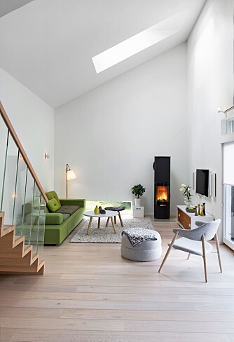 TAKHØYDE: Linn og Frode ville ha et rom med solid takhøyde. Takvinduet er elektronisk styrt, og fungerer som luftekanal på varme dager. Sofaen er designet av Hella Jongerius fra Vitra, peisen er fra Rais, TV-benken er fra David Design, den grå stolen og puffen er fra Bolia, bordet er fra Normann Copenhagen og teppet er fra Hay. TAKHØYDE: Linn og Frode ville ha et rom med solid takhøyde. Takvinduet er elektronisk styrt, og fungerer som luftekanal på varme dager. Sofaen er designet av Hella Jongerius fra Vitra, peisen er fra Rais, TV-benken er fra David Design, den grå stolen og puffen er fra Bolia, bordet er fra Normann Copenhagen og teppet er fra Hay.