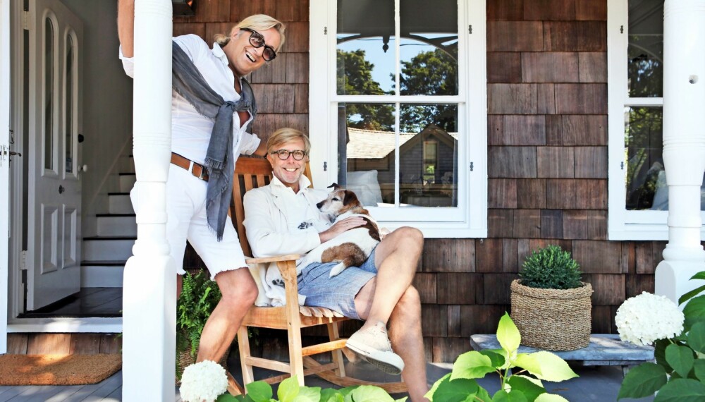 SOMMERHUS: Bernt Heiberg, Bill Cummings og Jack Russell-terrieren Flink nyter livet på verandaen i Sag Harbor.Huset ser ut slik det har gjort siden 1880, med shingelkledning og gyngestoler på verandaen.