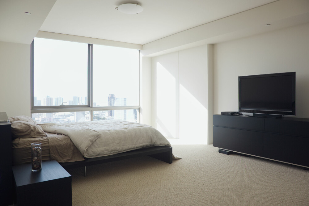 TOMT OG TAMT: Interiørekspertene mener soverommet er et rom som fort kan bli stående tomt og tamt. Rådet er å kjøpe fine sengesett, pledd og gardiner for å gjøre rommet mer koselig. 