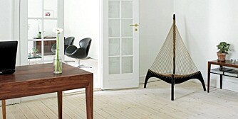 KJØLIG ELEGANSE: Lutede nåletregulv, hvite vegger og moderne danske klassikere i palisander er typiske trekk. Stolen "Harpen" er deisnget av Jørgen Høvelskov.