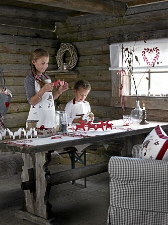 HJEMMELAGET JUL: Før i tiden ble det meste av julepynten laget hjemme.