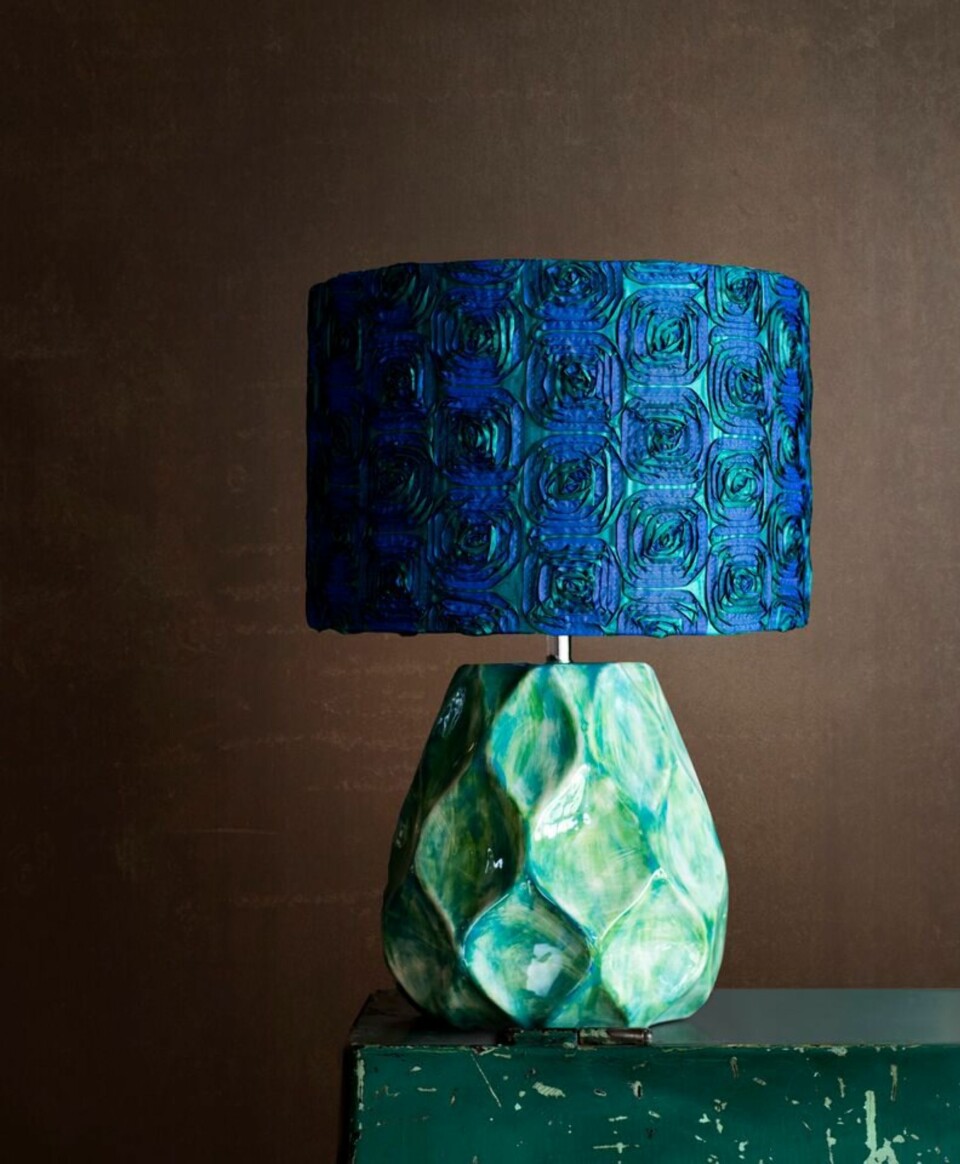BLÅ LAMPE: Blått i alle nyanser er en viktig basisfarge denne høsten. Denne lampen er fra Olsson & Jensen.