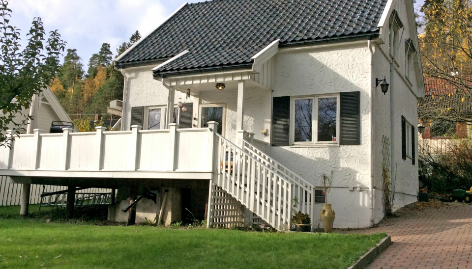 DEN GAMLE TERRASSEN: Før var terrassen nærmest en barriere mot hagen, og plassen var dårlig utnyttet. Under terrassen var det uutnyttet plass, men i og med at plassen var så eksponert egnet den seg dårlig til oppbevaring.