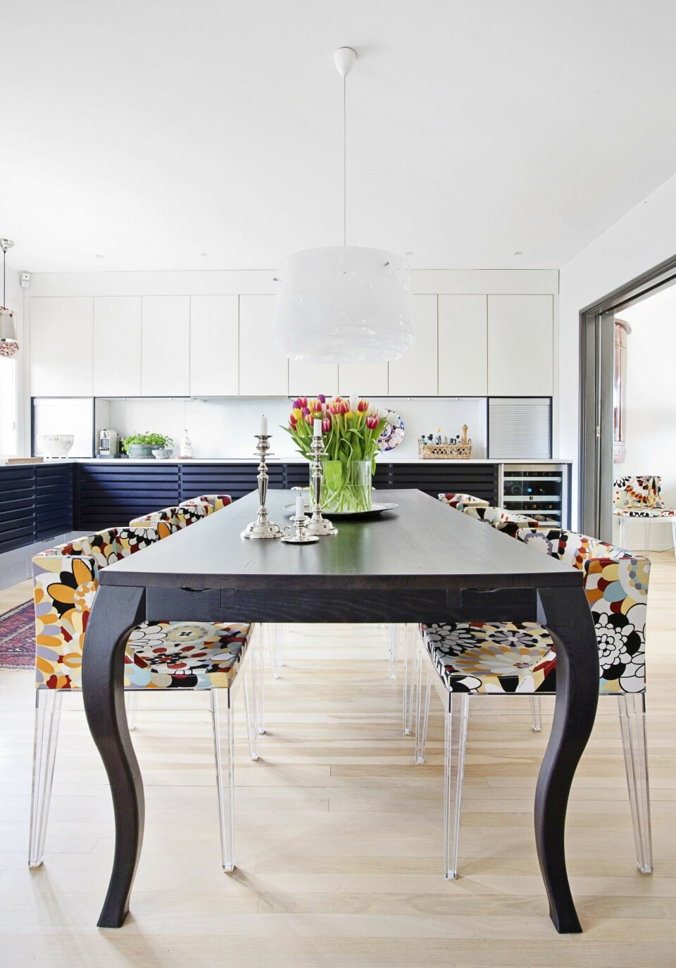 STOR SPISEPLASS: Kielland ønsket seg et spisebord med plass til mange, og valget falt på modellen Victoria fra Ygg&Lyng. Stolene med sine rette linjer passer godt inn sammen med både spisebordet og kjøkkenet. De er fra Kartell med stoff fra Missoni.