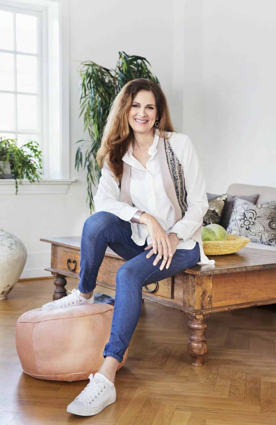 STORBYHUS: Her bor Cecilie Dale. Gardinløse vinduer sender lyset uhindret inn i det åpne stuerommet. Det antikke sofabordet er kjøpt i Australia, og er egentlig et indonesisk spisebord, som har fått bena kappet. Sofaputer fra Country Chic. Den rosa skinnpuffen er fra ladyburk.no. Gulvkrukke og høyt piletre i silke fra Bolina.