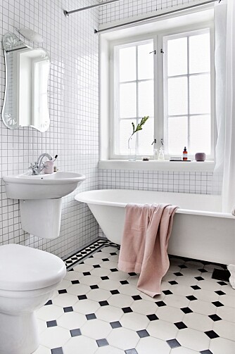 DEILIG BAD: Badekaret sto egentlig i bestemorens leilighet og fikk nytt liv i oppusset tilstand hos Dale. Servant og toalett fra Villeroy & Boch. Fliser fra Little England, og speil fra ikea. DEILIG BAD: Badekaret sto egentlig i bestemorens leilighet og fikk nytt liv i oppusset tilstand hos Dale. Servant og toalett fra Villeroy & Boch. Fliser fra Little England, og speil fra ikea.