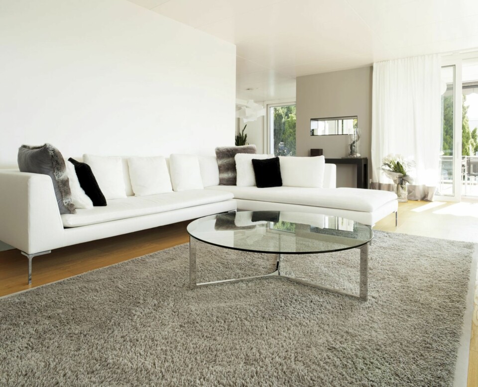 STUETRØBBEL: Det kan være vanskelig å vite hvor stort bord man faktisk vil ha til sofaområdet, og det kommer mest an på bruk av sofa og bord. - Det er en fordel om hovedsofaen har et bord med plass for kaffeslabberas om man ønsker det, sier sivilarkitekt John Birger Grytdal hos Norgeshus.