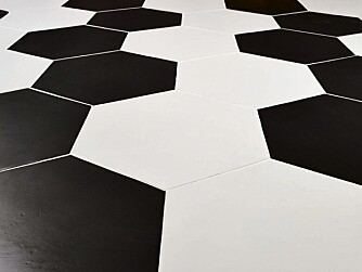 HEXAGON: Sekskantede hexagonfliser i sort/hvitt.