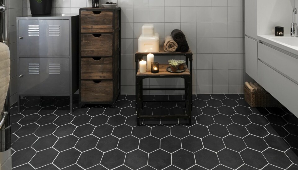 HEXAGONFLISER: Små sekskantede fliser i retrostil, også kjent som hexagonfliser, er populært. Dette gulvet er flislagt med hexagonfliser fra Konradssons.