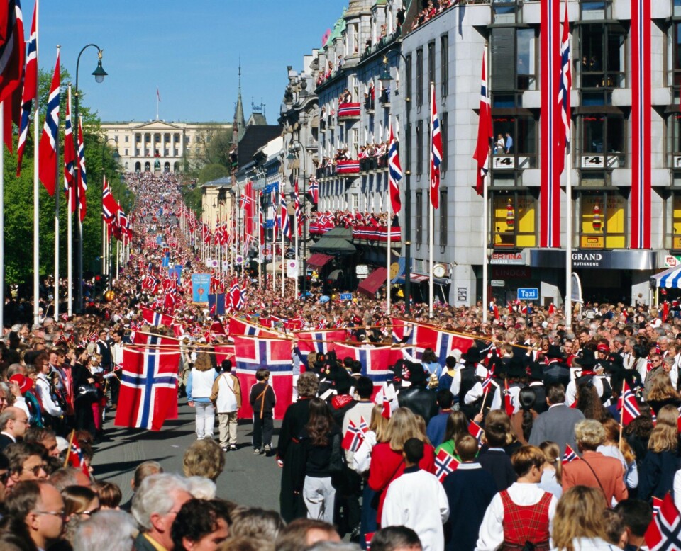 17. MAI ER VI SÅ GLAD I: På 17.mai blir flaggreglene nøye holdt, men glemmer du som privatperson å flagge eller holde tidspunktene, er det ikke krise. - Staten har flaggplikt. Privatpersoner har flaggfrihet og kan gjøre mer som de vil, innenfor rammene av vel innarbeidede flaggtradisjoner, sier flaggviter Jan Oskar Engene.