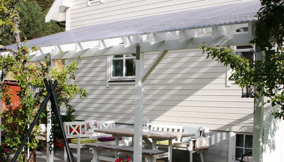 OVERBYGD TERRASSE: Bruker du takplater som er
gjennomsiktige, blir det både tørt og lyst
under utetaket. Platen som er brukt her
heter Plastmo JumboLite /opal. OVERBYGD TERRASSE: Bruker du takplater som er
gjennomsiktige, blir det både tørt og lyst
under utetaket. Platen som er brukt her
heter Plastmo JumboLite /opal.