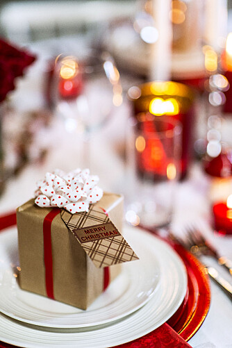 PAKKE: Plasserer du en liten pakke på hver tallerken vil julebordet ditt skille seg ut. PAKKE: Plasserer du en liten pakke på hver tallerken vil julebordet ditt skille seg ut.