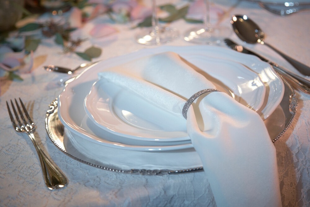 GLITTER: - Et glitrende bånd rundt servietten skaper en magisk julestemning, sier Silje Glenne i Glennewedding. GLITTER: - Et glitrende bånd rundt servietten skaper en magisk julestemning, sier Silje Glenne i Glennewedding.