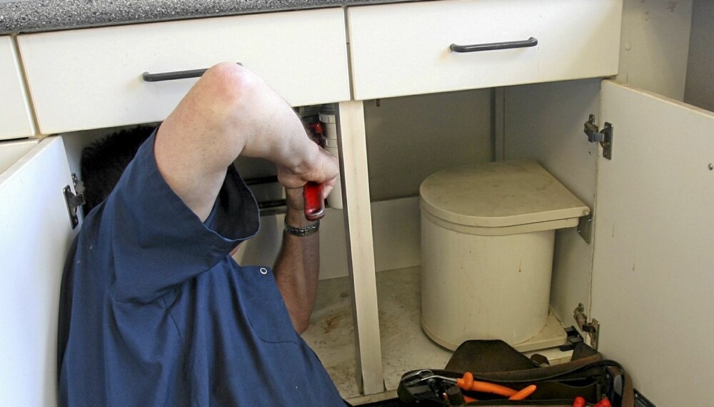 VÅTROM: Se under kjøkkenbenken og sjekk tegn på fukt rundt avtrekk eller i taket over dusjen. Husk at røde merker er et tegn på tidlig soppangrep.