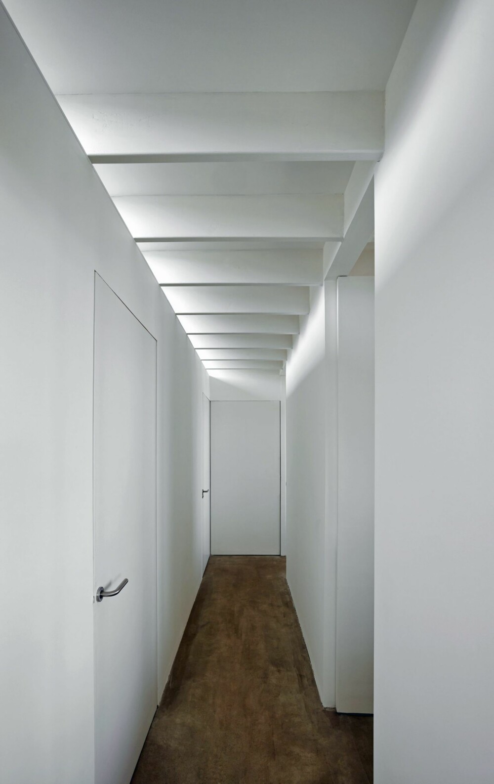 RENT: Den hvite interiørfargen bygger opp om de rene linjene innvendig. Betong er valgt som gulvbelegg.
