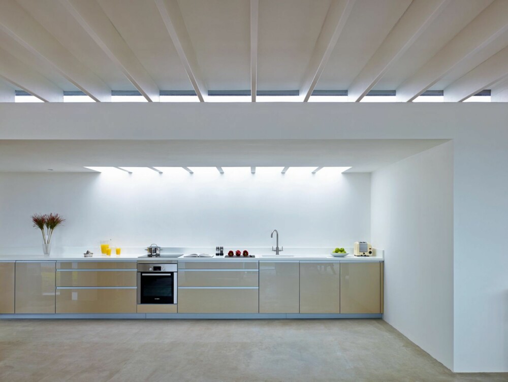 MINIMALT: Det er lett å bruke ordet minimalistisk på interiøret. Fordi kjøkkenet er lagt inne i husets dybde, uten vinduer, er det skapt lysinnfall gjennom taket.