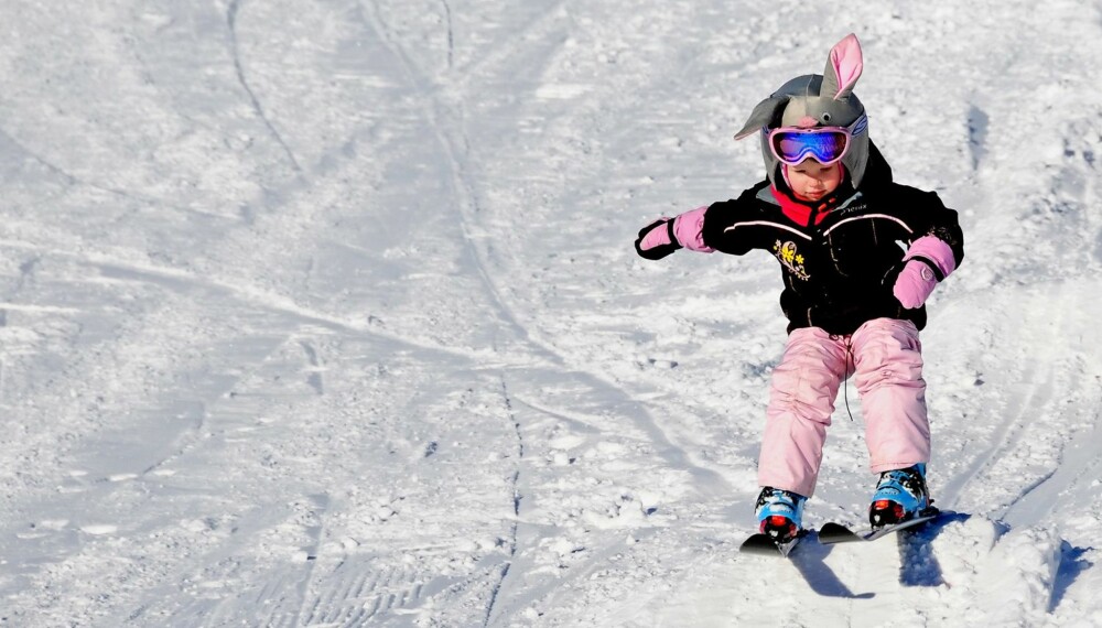 PÅSKEHARE I BAKKEN: Unna vei, her kommer jeg! En liten skientusiast på Kvitfjell.