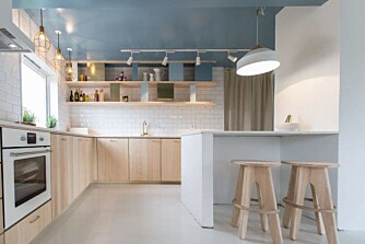 KJØKKENTREND: Kjøkkenet skal fremdeles være en del av fellesrommet, men kan gjerne plassere det i en krok eller sette opp en halvvegg, sier Mia Kjeldstad Hansen, koordinator og interiørdesigner hos Intro Interiørdesign. 