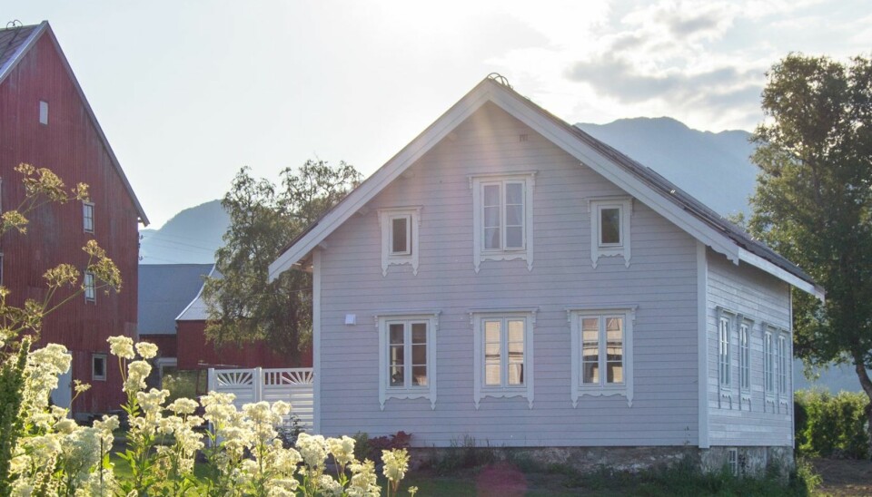 NÅ: Etter tre år med rehabilitering har Rune og Hilde all grunn til å være stolte over jobben de har gjort med Halsebøstua, som mange mente burde rives. Nå står huset og skinner om kapp med sola, og familien på fire har flyttet inn.