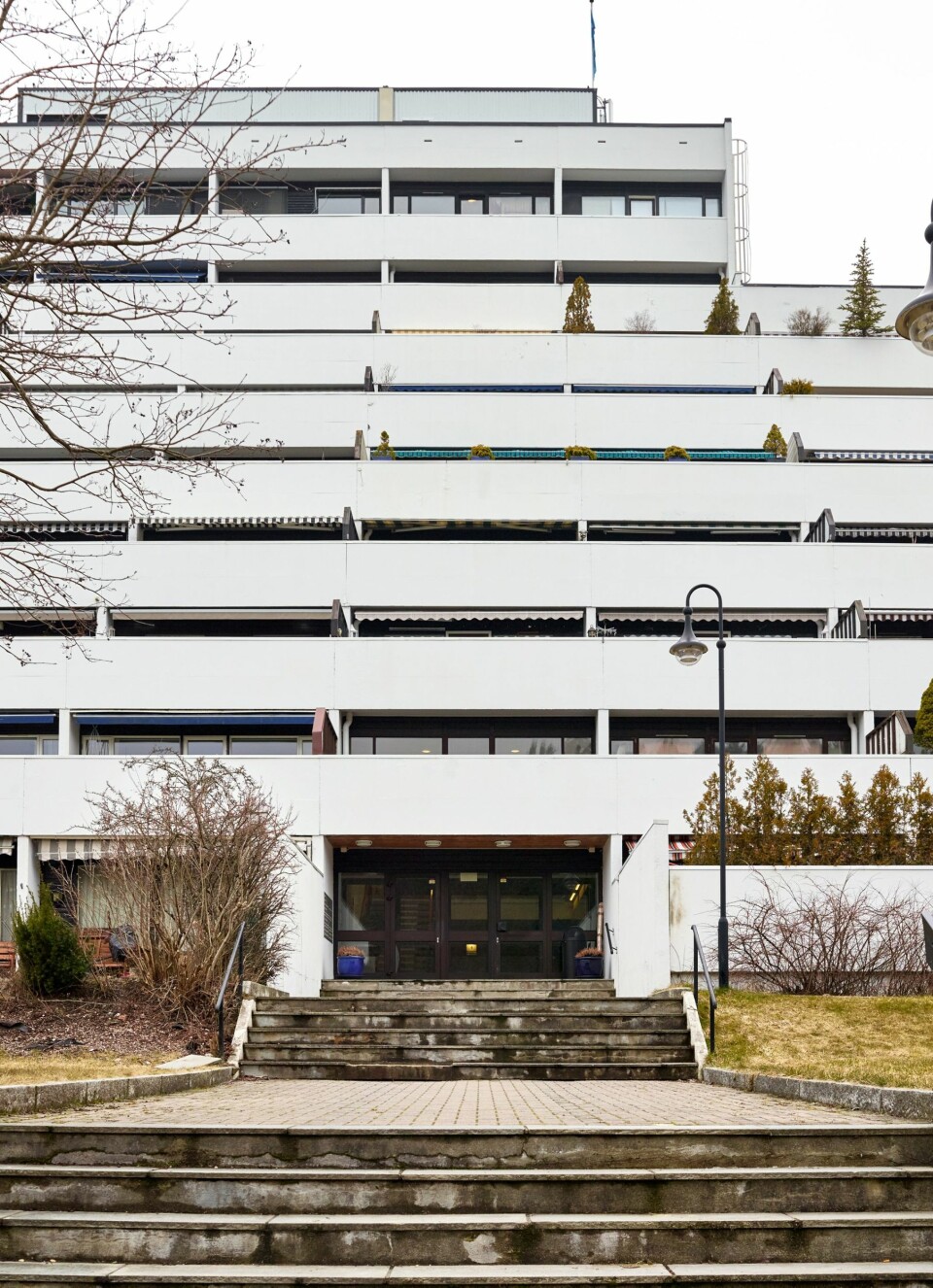 BLOKKEN: Den hvitmalte boligblokken fra 1973 minner om et strandet skip. Det tolv etasjes store bygget består av 141 leiligheter, fellesarealer og garasjer, men ruver likevel ikke i landskapet. Den er plassert i en skråning og har 
skog og grøntarealer tett på.