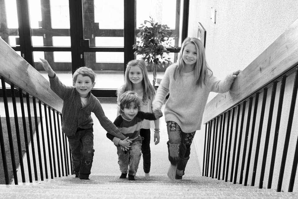 BARNA: Kakealarmen går! Pelle har hørt rykte om nybakt kake hos Mormor og Moffen. Her gjelder det å komme raskt frem. Selma og Pelle har Liam mellom seg, rett bak kommer Sofia. – Hvis vi ikke har noe å gjøre, kan vi alltids gå til Mormor og Moffen, de sier ALLTID ja. Ofte får vi kveldsmat eller frokost der, men det hender også at jeg strikker der. Jeg har laget to luer og ett skjerf fra før, og det er Mormor som har lært meg å strikke, røper Sofia. Også Tahanis sønn Liam på tre, er på besøk hos de andre ungenes besteforeldre. Av og til blir Pelle sjalu på at Liam omtaler hans bestefar som sin. – Husk det, Liam, vi kan godt gå ned dit og du kan være med, men det er MIN Moffen, ok? Liam stopper opp, viser at han forstår og løper glad videre: – Vi skal til Mormor og Moffen!