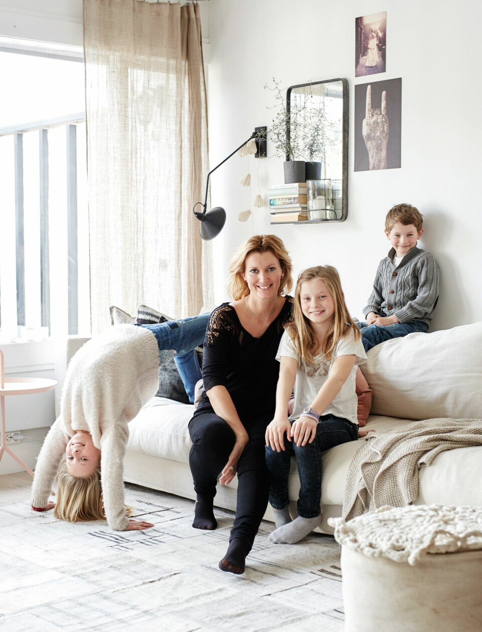 FAMILIEN:  Interiørdesigner Aina Sollie Steen (41) med barna Sofia (10), Selma (10) og 
Pelle Steen Skråning (5). Aina og barna er glad i å turne. I stedet for stuebord og ekstra stoler er stuen innredet med tepper, puffer og puter.